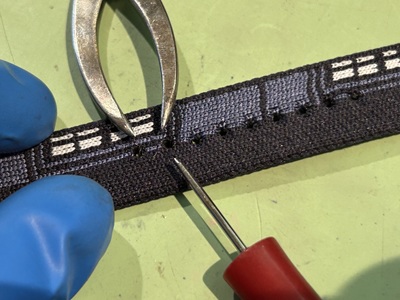 追加穴の位置と間隔を最終確認している様子