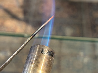 加熱した工具の先端（穴周囲の補強準備）