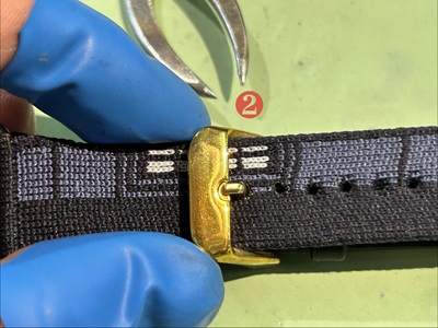 ②の穴でバックルを留めた状態（フィット感確認）