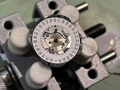 分解されたKENZOのムーブメントとカレンダーディスク