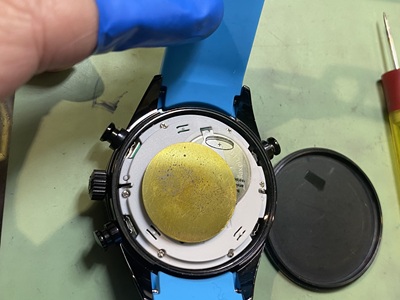 裏蓋を開けたFTRの内部(作業中の保護)