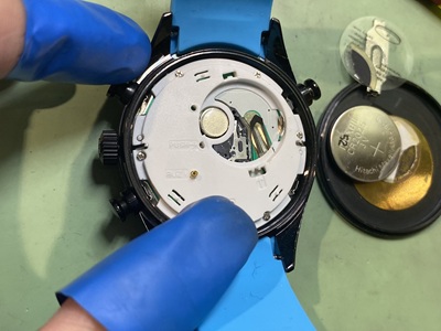 FTRアナデジのムーブメントと取り外した電池