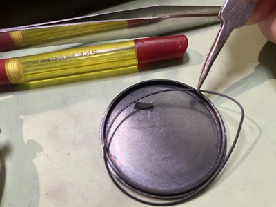 裏蓋のパッキン(Oリング)を外している様子