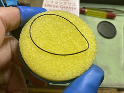 シリコングリスをなじませるスポンジとパッキン