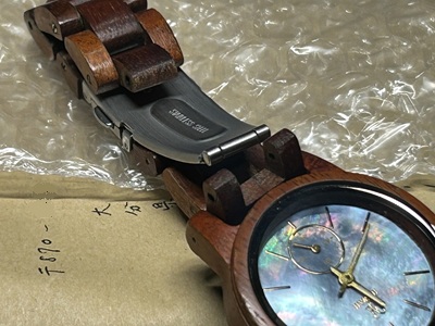 木製ベルトのバックル周辺(外れ箇所の確認)