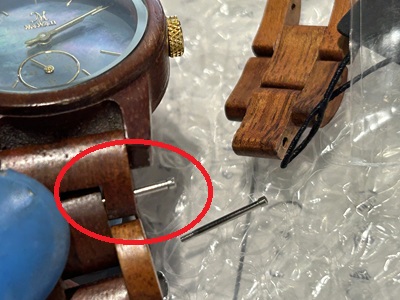 木製ベルトのピン差し込み位置(赤丸で作業箇所を示す)