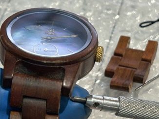 専用工具で木製ベルトのピンを押し込む作業