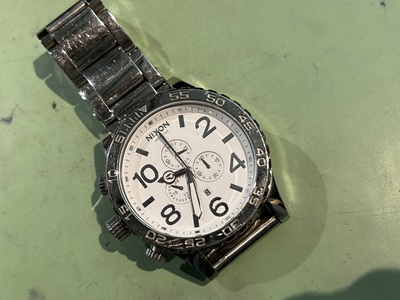 NIXONの腕時計（電池交換前の外観確認）