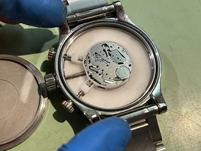 裏蓋を開けたNIXONの内部ムーブメント（電池交換作業）