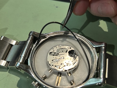 パッキン（Oリング）を取り外して点検している様子