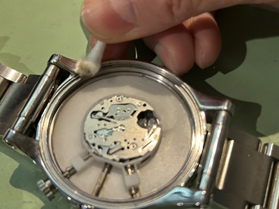 ケース内側を清掃している様子（組み戻し前）