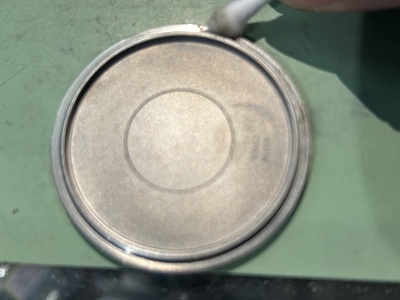 裏蓋の内側を綿棒で清掃している様子