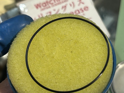 シリコングリスをなじませるスポンジとパッキン