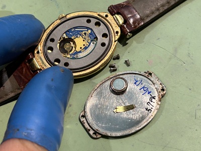 電池を取り外した状態（裏蓋側に電池を置いて確認）