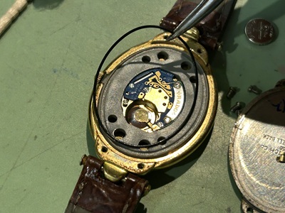 パッキン（Oリング）を取り外す工程（ピンセット作業）