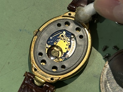 ケース側の密閉面を綿棒で清掃している様子