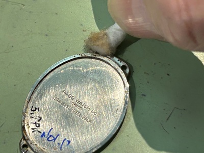 裏蓋内側を綿棒で清掃している工程