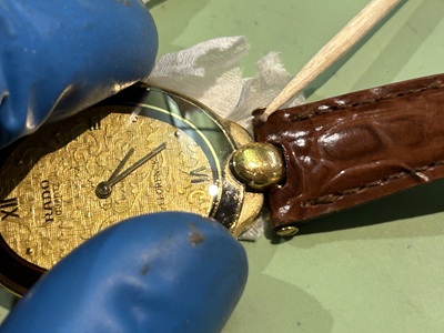 表側の外装を清掃している工程（ラグ周辺の汚れ除去）