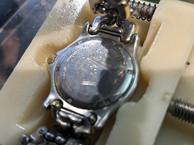 TAG HEUER腕時計の裏蓋側（作業前・固定治具にセット）
