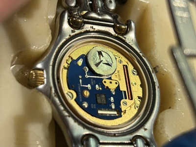 裏蓋を開けたTAG HEUERクォーツ内部（ムーブメント露出）