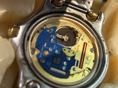 電池を交換したTAG HEUERクォーツ内部（装着後）