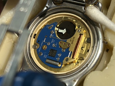 ケース内側の密閉面を綿棒で清掃している工程