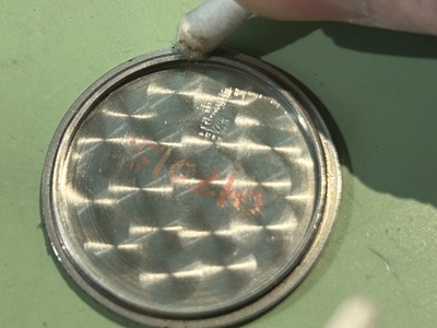 裏蓋内側の当たり面を綿棒で清掃している工程