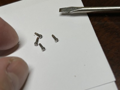 裏蓋固定用の小ネジ（取り外し後）