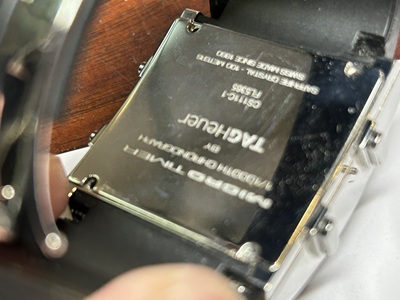 裏蓋を外したTAG HEUER（裏蓋プレートの取り外し）