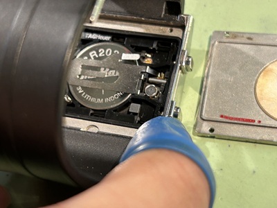 電池が見えるTAG HEUER内部（電池交換工程）