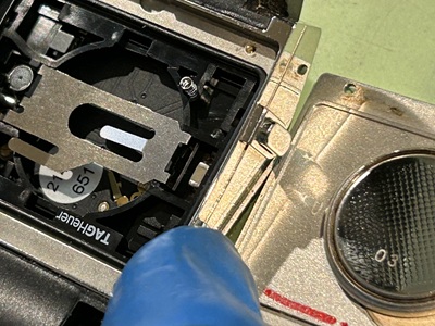 電池周辺の固定部・接点部の確認（内部アップ）