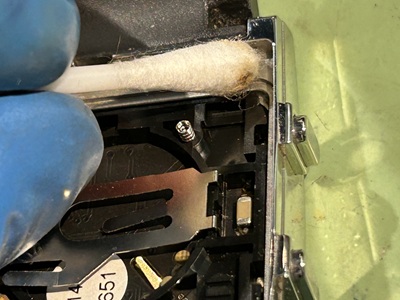 ケース内側の密閉面を綿棒で清掃している様子