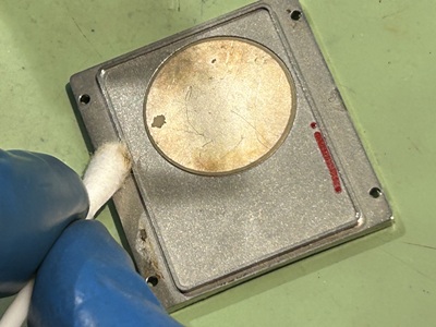 裏蓋プレートの清掃（当たり面の汚れ除去）