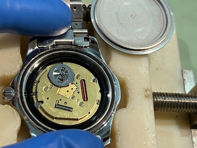 裏蓋を開けたTAG HEUERのクォーツムーブメント（内部点検）