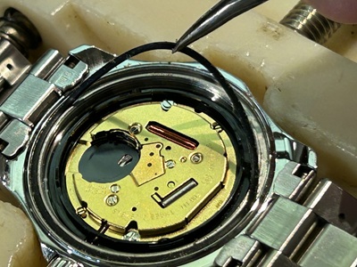 防水パッキン（Oリング）を取り外す作業工程