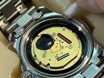 ケース溝（密閉面）を綿棒で清掃している様子