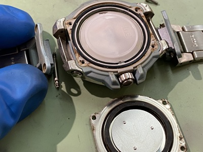 裏蓋が開いた直後のケース内部の様子