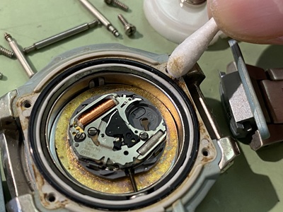 綿棒を使用してケース内部の微細な汚れを掃除している様子