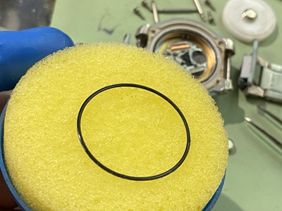 取り外したパッキンを点検し、シリコングリスを塗布している工程