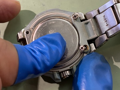 裏蓋を確実に閉じ、ネジを締め直して封印された時計の背面