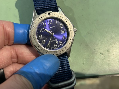 止まったまま長期間保管されていたクォーツ腕時計