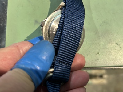 作業の安全のために取り外されたナイロン製の引き通しベルト