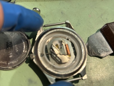 スクリューバック式の裏蓋を開ける専用工具の使用風景