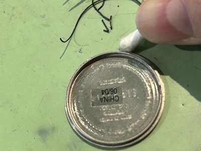 弾力を失い劣化した古いパッキンと、新品のパッキンの比較