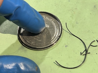 裏蓋の溝に正確にセットされた新しいパッキン