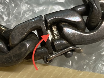 根元から折れたオブレイのシルバー金具(アップ)