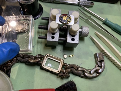 加工前には精密なムーブメントを取り外し保護