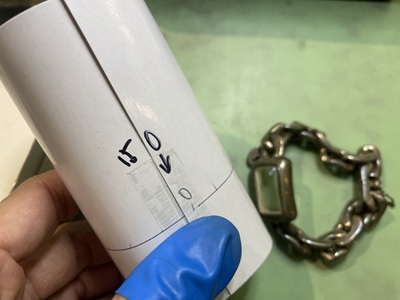 15センチのしるしがついた円筒