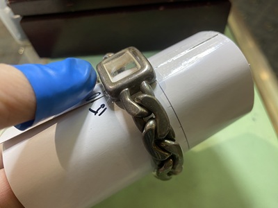 円筒を腕に見合ててベルト調整