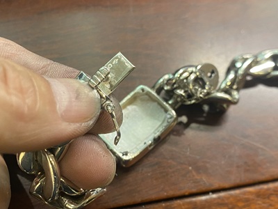 最終バネ上部の押さえ部分